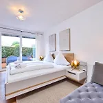 Alpen-luxus Fuer 8 - Sauna, Terrasse & Bergblick 加爾米施-帕滕基興